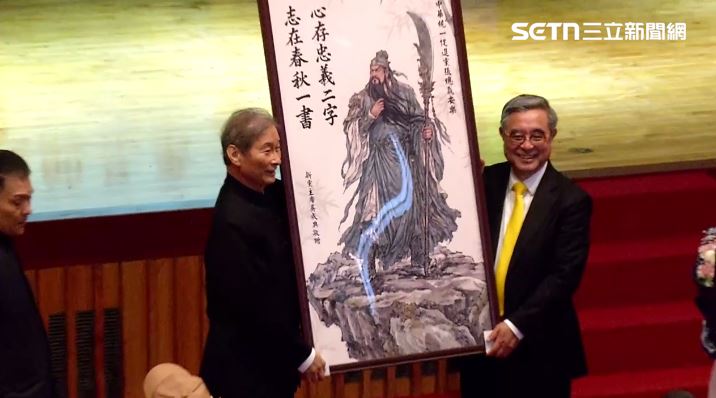 張安樂現身新黨黨慶,吳成典贈關公畫(圖/翻攝畫面)