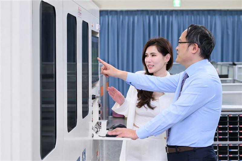 翔緯光電部門經理兼發言人鄭芷弦與軟體副處長李聰志，展示「TGV蝕刻後半自動量測機」。（圖／翔緯光電提供）