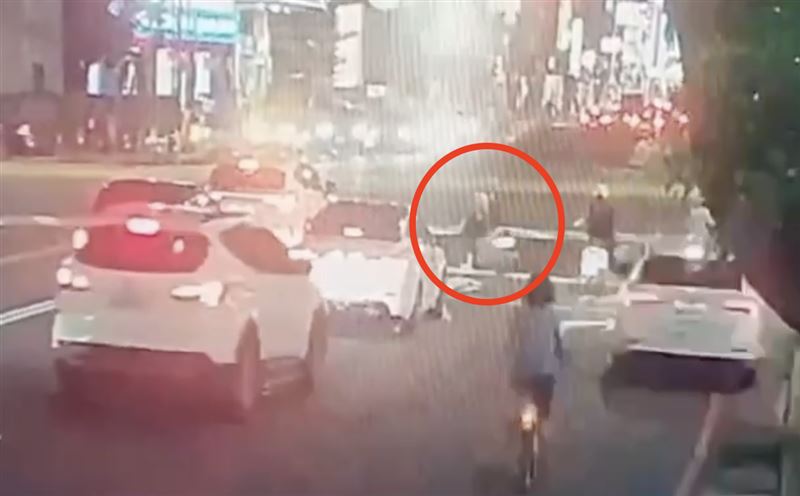 女騎士違規闖紅燈左轉遭賓士車撞上死亡。（圖／翻攝畫面）
