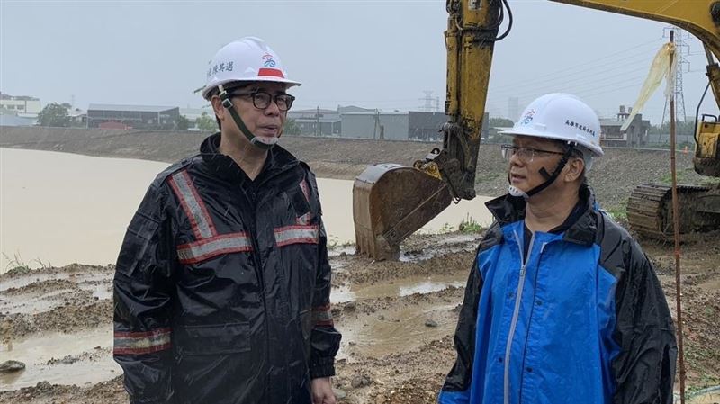 高雄強降雨　陳其邁勘多處災情、積水已退