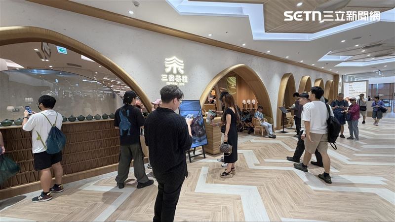 三麥茶樓主打觀音茶牛肉麵、台灣茶料理，內用至少等1小時以上。(圖／記者賴俊佑攝影）