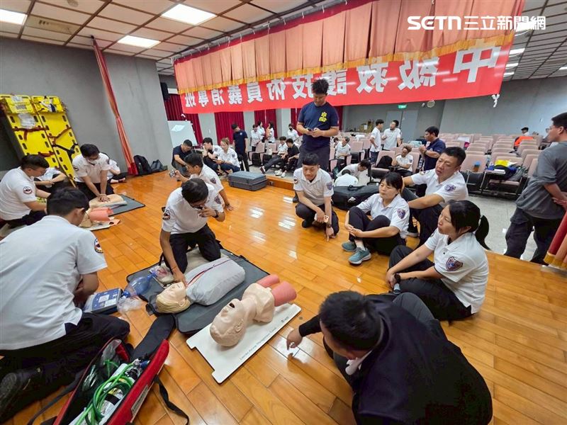 中級救護員班義消學員來自各行各業,為了讓救護技術進階齊聚一堂。(圖/記者洪正達攝影)