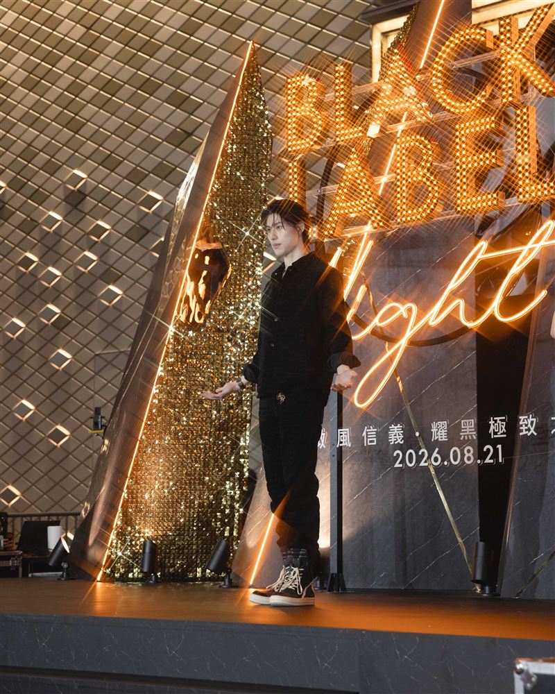 BL男神英成晞登上「信義之夜」不僅舞台獻唱更正式驚喜簽約。(圖/微風國際提供)