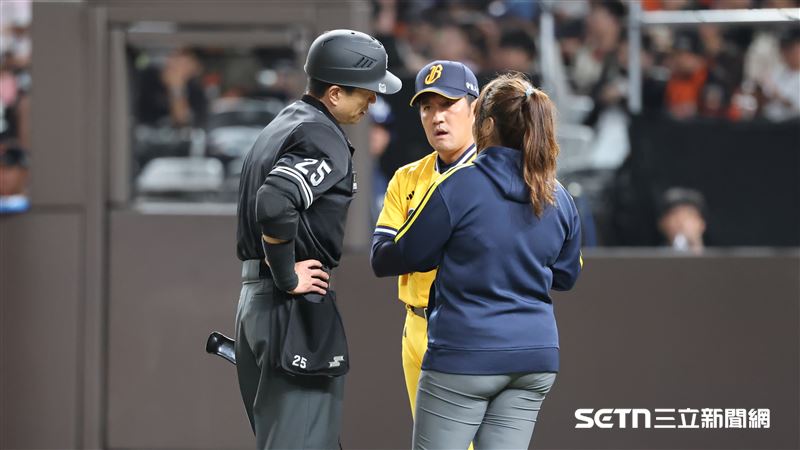 中職37年例行賽,中信兄弟三壘手張士綸回壘不及遭到觸殺,總教練平野惠一上場詢問主審。(圖/記者劉彥池攝影)