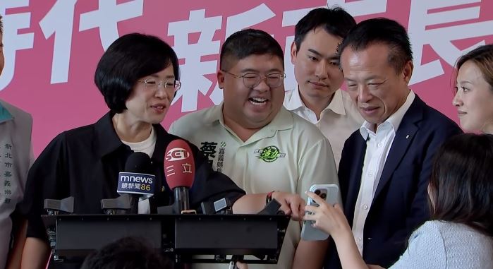 蘇巧慧、蔡易餘、翁章梁熱烈討論「小英菇」（圖／翻攝畫面）