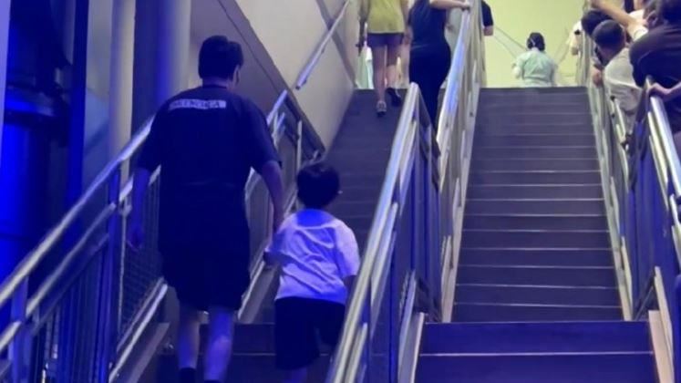 馮紹峰父愛爆棚！全程陪逛7歲兒超有耐心　父子溫馨畫面曝光