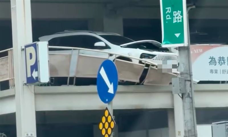 轎車失控衝撞護欄外牆,所幸車輛及時煞停未墜落樓下。(圖/翻攝自Threads @hzt_0122)