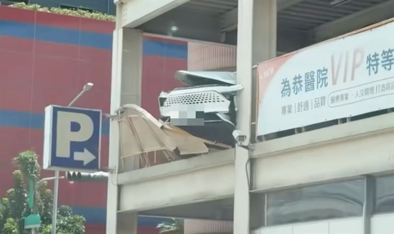 轎車突然暴衝失控衝撞護欄外牆。(圖/翻攝自Threads @hzt_0122)