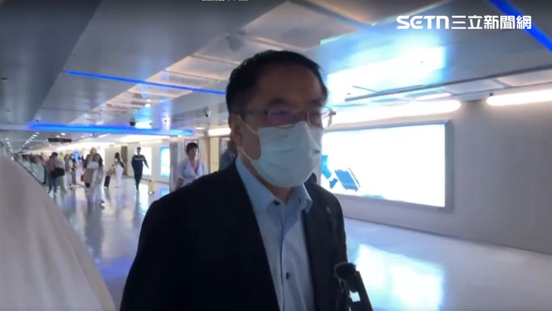 黃偉哲坐廉航抵達台灣,短暫接受媒體訪問。(圖/翻攝畫面)