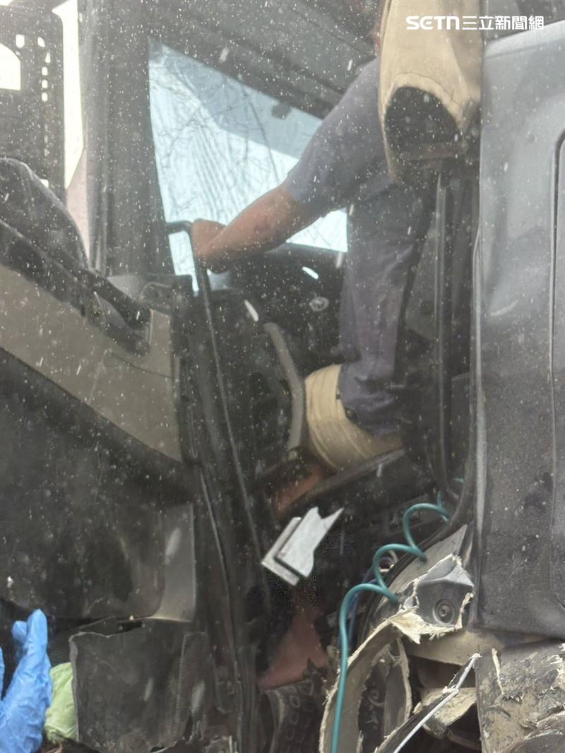 台北港發生聯結車對撞砂石車事故,兩名司機雙雙受傷送醫。(圖/翻攝畫面)