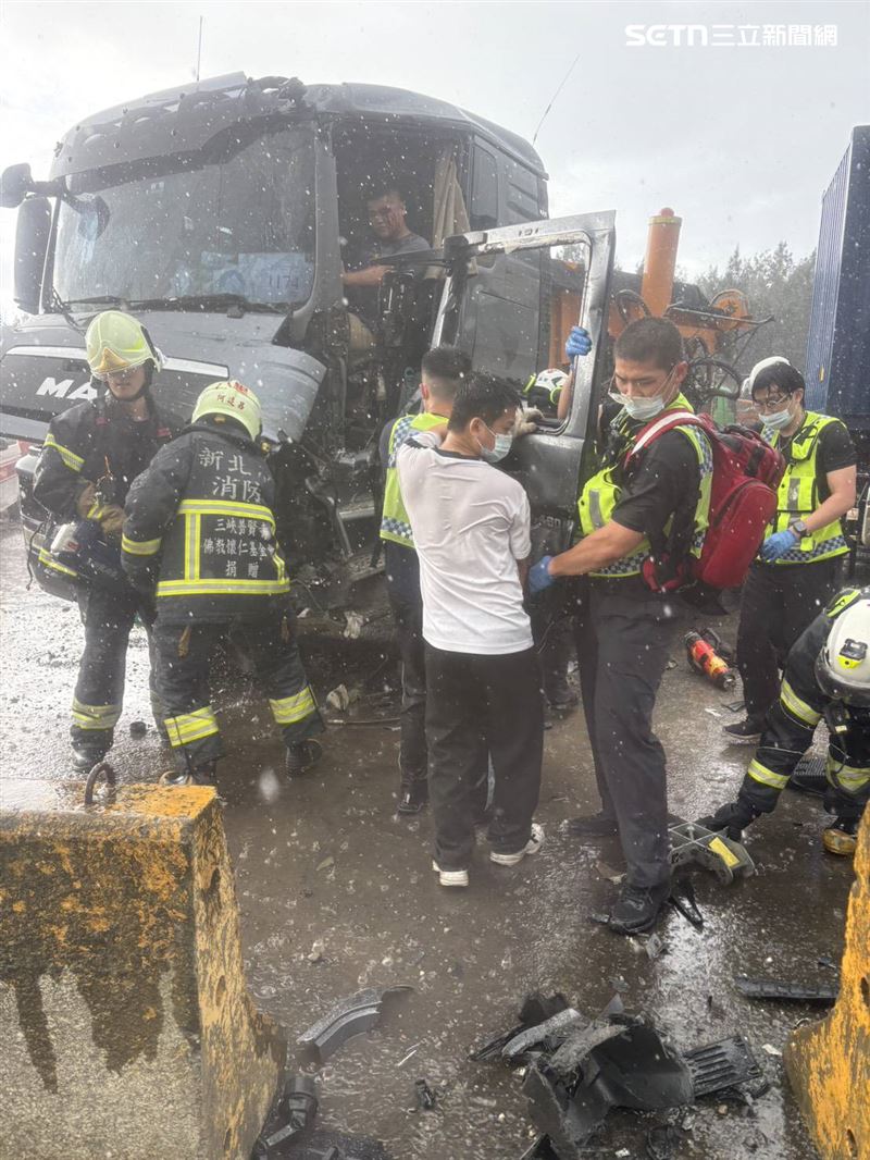 台北港發生聯結車對撞砂石車事故,兩名司機雙雙受傷送醫。(圖/翻攝畫面)