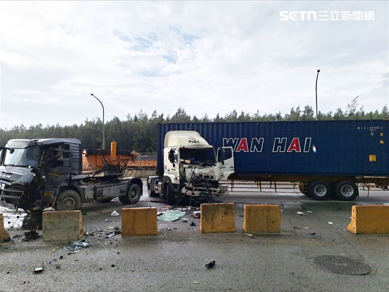 台北港發生聯結車對撞砂石車事故,兩名司機雙雙受傷送醫。(圖/翻攝畫面)