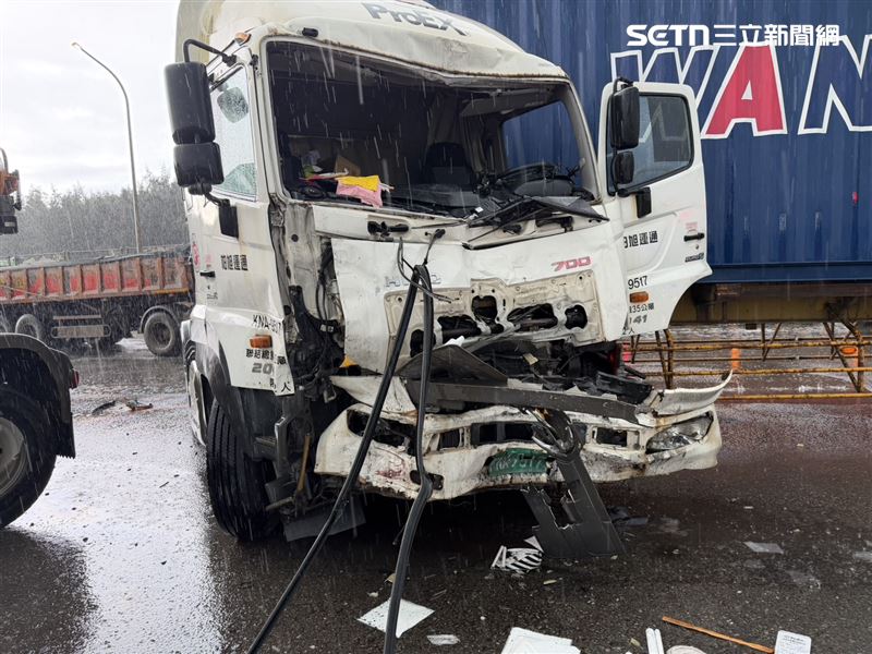 台北港發生聯結車對撞砂石車事故,兩名司機雙雙受傷送醫。(圖/翻攝畫面)