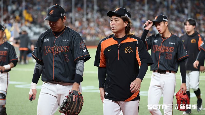 中職37年例行賽,統一獅5:3擊敗中信兄弟,統一獅總教練林岳平賽後和球迷致意。(圖/記者劉彥池攝影)