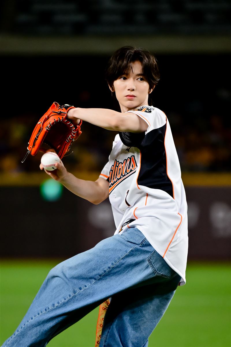 七五三掛龍也負責開球。(圖/統一獅球團提供)