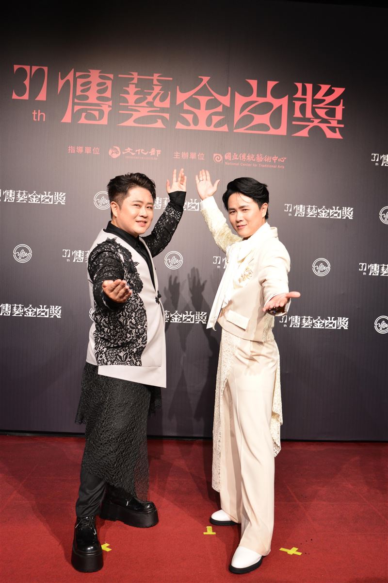 傳藝大道主持人陳昭瑋與陳孟賢。（圖／三立提供）
