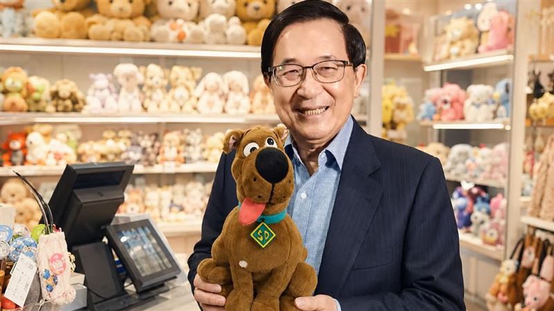 陳水扁出自己和手上的玩偶AI照，並留言「把拔買給你」。（圖／翻攝自Threads@chenshuibian88帳號））