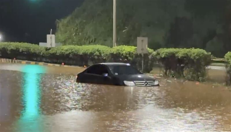 豪雨狂炸台2線!賓士車困水中2人驚險獲救