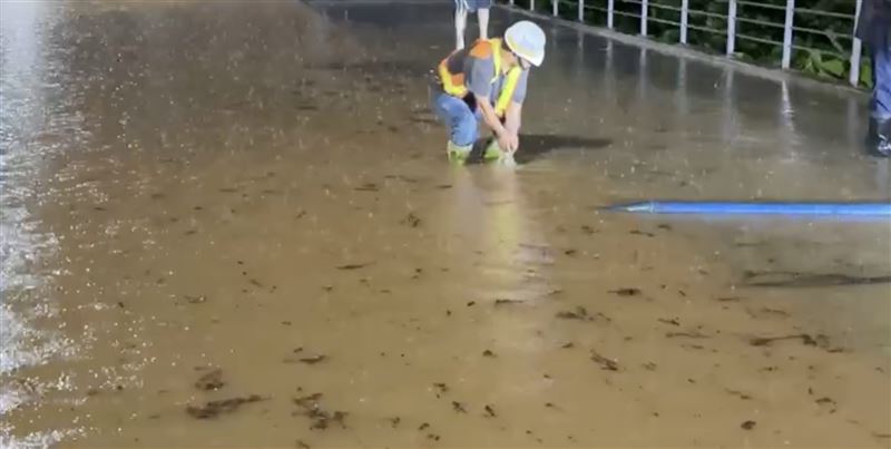公所獲報後調派大型抽水機至現場進行抽水作業。(圖/翻攝畫面)