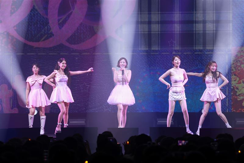 韓國女團KARA在台大體育館舉辦粉絲見面會。(圖/讀者提供)