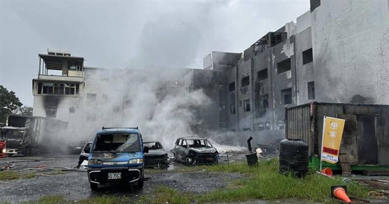台南市安南區海佃路二段今(22)日凌晨發生1起嚴重爆炸火警。(圖/翻攝畫面)