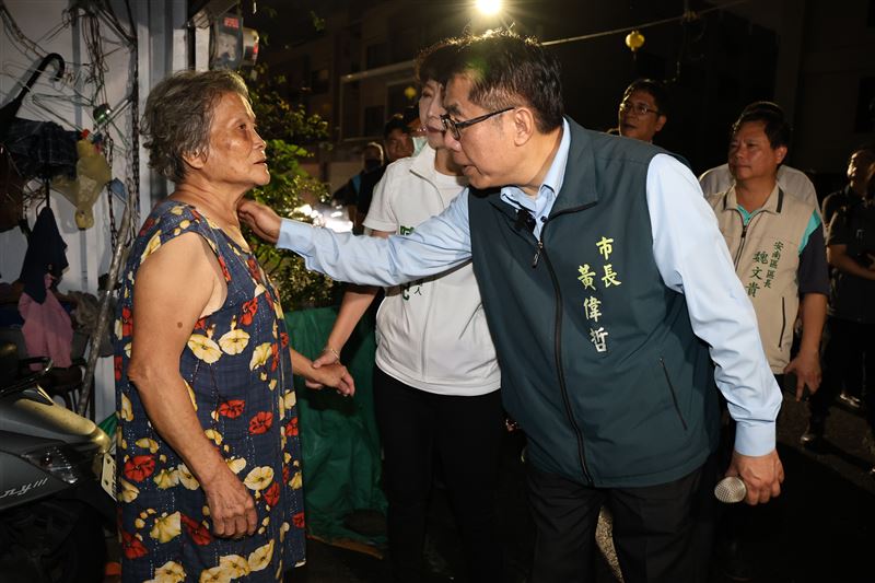 黃偉哲指出,市府針對受災較嚴重的11戶,每戶提供2萬元緊急處理費。(圖/翻攝畫面)