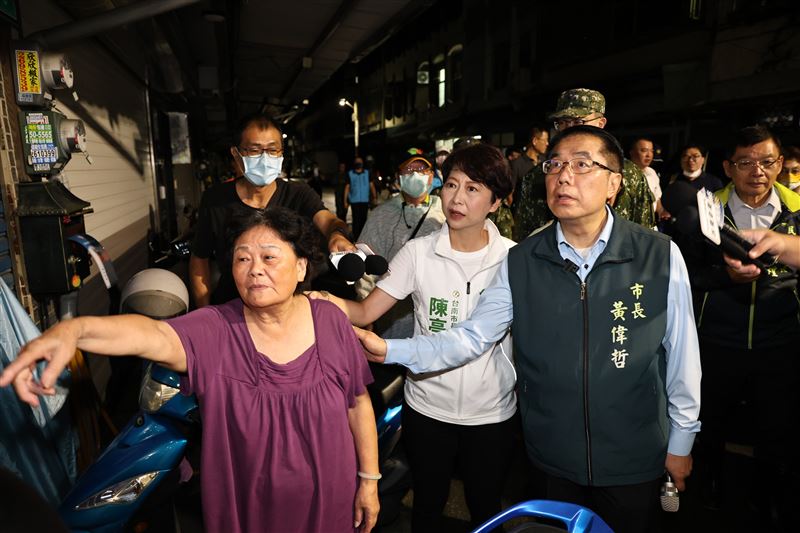 黃偉哲晚間抵台後立即前往災區會勘、關心受災戶狀況。(圖/翻攝畫面)