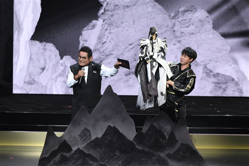 當「黑白郎君」碰上許效舜,兩人在台上一來一往、妙語如珠。(圖/三立提供)