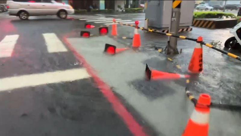 高雄雨勢不斷,路面嚴重積淹水。(圖/翻攝畫面)