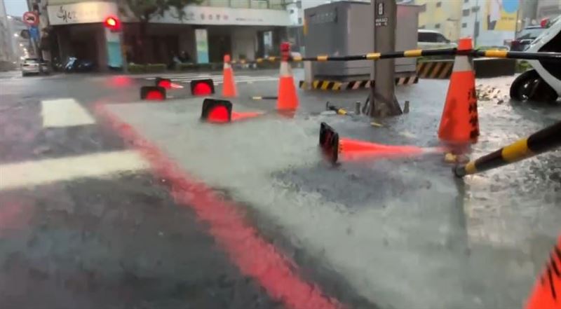 雨彈狂襲南部幾乎泡在水裡。(圖/翻攝畫面)