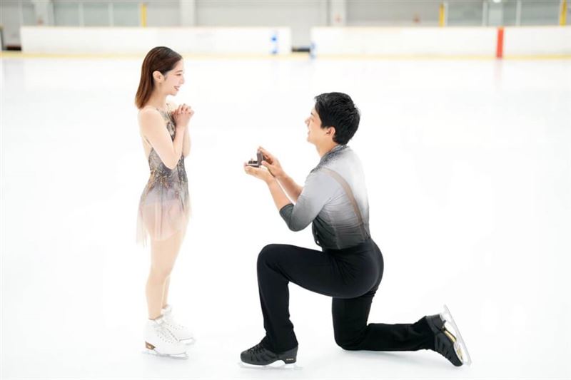 日本花式滑冰選手木原龍一(右)跪在冰上向搭檔三浦璃來(左)求婚。(圖/翻攝自x.com/ryuichi_kihara)