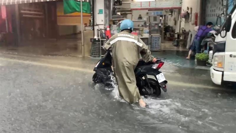 台南仁德區中正路三段淹水,小吃店內進水。(圖/翻攝畫面)
