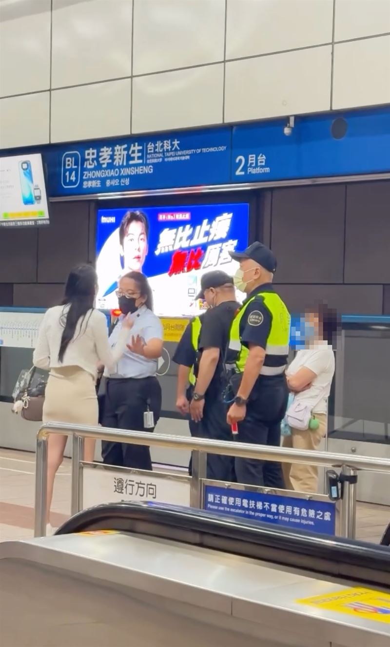 北捷忠孝新生站昨(22日)晚間一名婦人和女子在車廂內打巴掌互毆,起因竟是女子手機不小心碰到婦人脖子。(圖/翻攝自threads@rhythmdave)