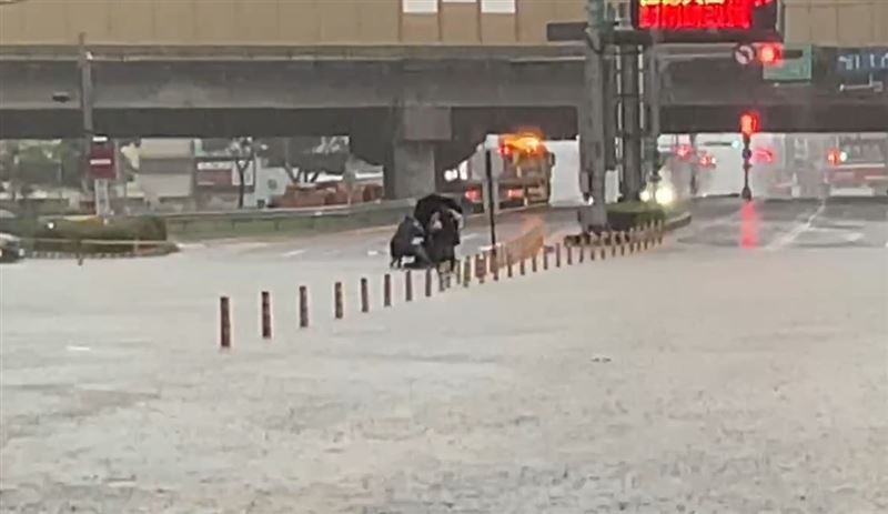 台南仁德區中正路三段淹水。(圖/翻攝畫面)