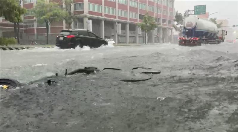 台南仁德區中正路三段淹水。(圖/翻攝畫面)