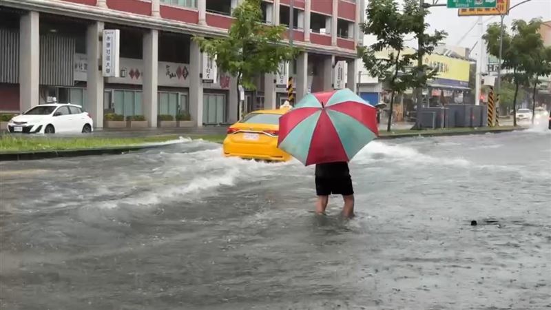 台南仁德區中正路三段淹水。(圖/翻攝畫面)
