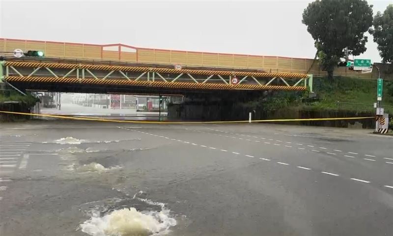 台南裕農路銜接太子路的高速公路涵洞、及旁邊的裕義路。(圖/翻攝畫面)