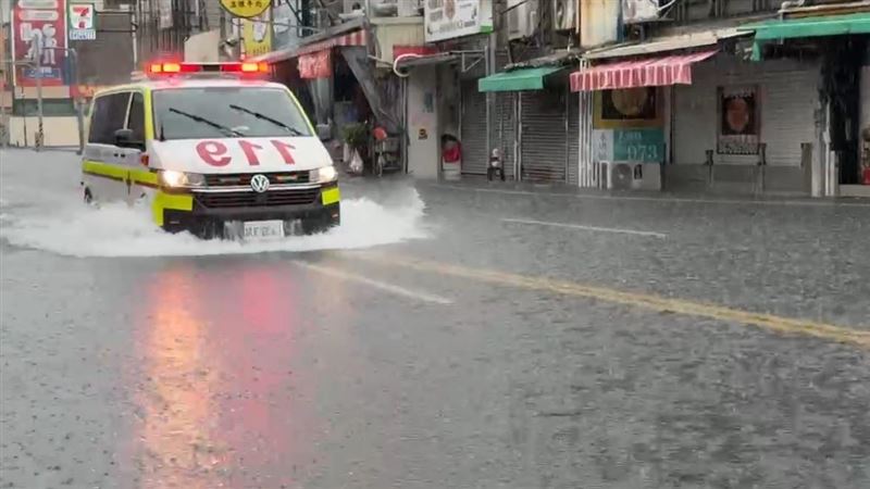 台南永康區大灣路淹水。(圖/翻攝畫面)