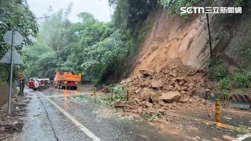 仁武區學府路、前往義大世界路段，上午9時許傳出災情，有2處山壁無預警崩落。（圖／翻攝畫面）