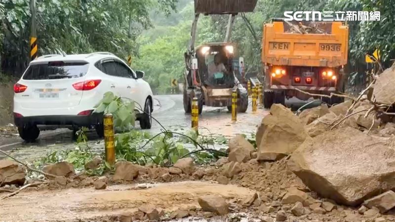 目前已拉起封鎖線，並出動小山貓清除碎石搶通路段。（圖／翻攝畫面）