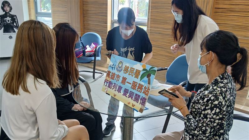 55歲的小香來台尋親25年,抱著姑且一試的念頭找上移民署高雄市第一服務站,成功找到爺爺。(圖/翻攝畫面)