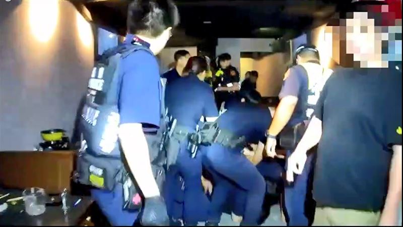 警方快打部隊控制現場。(圖/翻攝畫面)