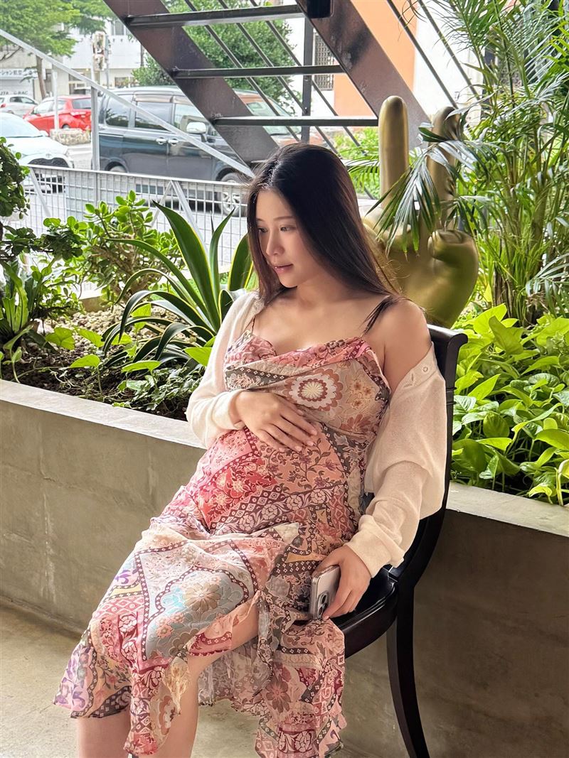 鄭家純5月底曾發文自嘲身型像青蛙,穿上這套洋裝更像是「粉紅色的劍毒蛙」。(圖/取自鄭家純FB)