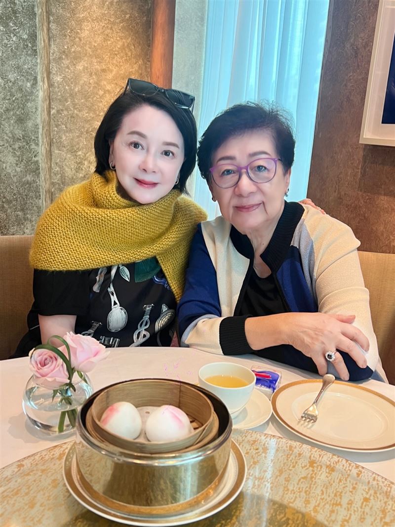 金馬影帝梁朝偉的86歲母親近況罕見曝光。(圖/翻攝自IG @cha_siuyan)