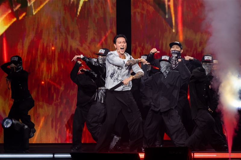 王陽明擔綱開場演出,卻未向蔡詩芸分享演出內容。(圖/曼尼娛樂提供)