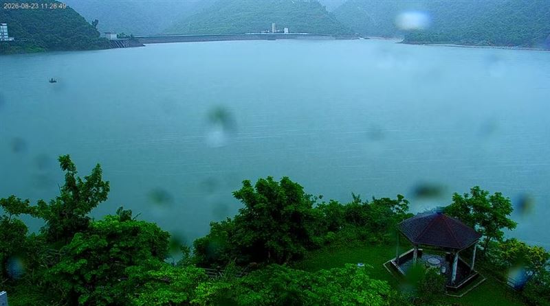 受到西南風和低壓帶雙重夾擊,全台最大水庫「曾文水庫」蓄水率已達86.6%。(圖/翻攝自西拉雅國家風景區管理處YouTube曾文水庫即時影像)