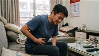 不喝水！工程師排血尿、腎水腫 4招防結石