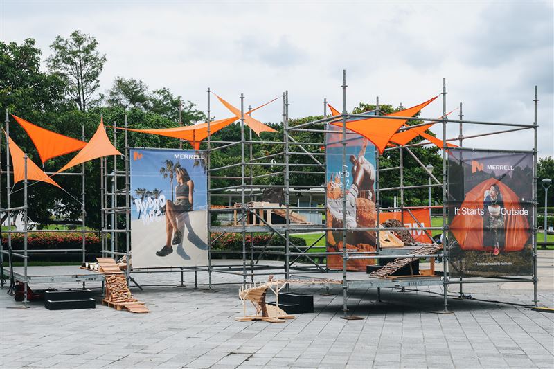 展區核心設置模擬碎石、泥地等不同地形的「M軌道」體驗區,民眾可穿著鞋款實際行走,體驗抓地力。(圖/品牌業者提供)