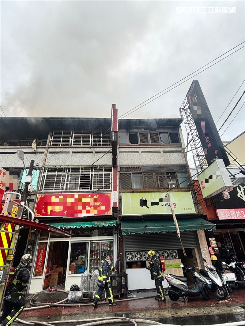 中元節前夕,台中大里一家金紙店發生火警,火勢延燒左右兩側建物。(圖/翻攝畫面)