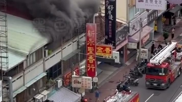 中元節前夕,台中大里一家金紙店發生火警,火勢延燒左右兩側建物。(圖/翻攝黑色豪門企業)